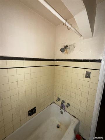 Builiding view twenty eight for 9180 Hartwell, Detroit, MI. 48228