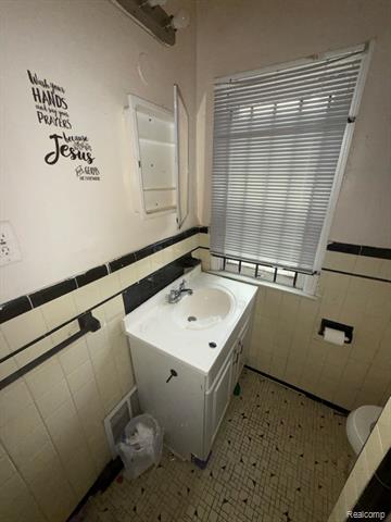 Builiding view twenty six for 9180 Hartwell, Detroit, MI. 48228