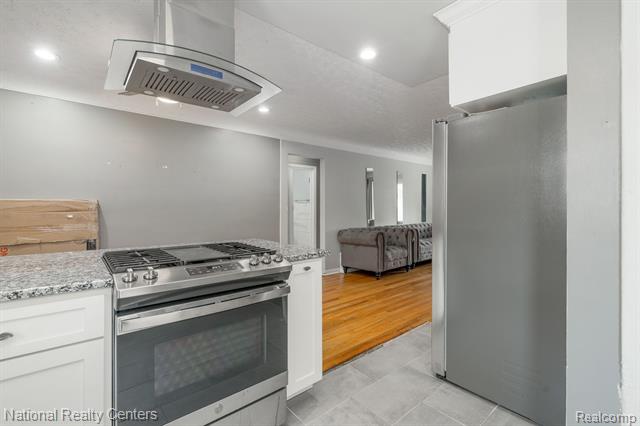 Builiding view seventeen for 19026 Curtis, Detroit, MI. 48219