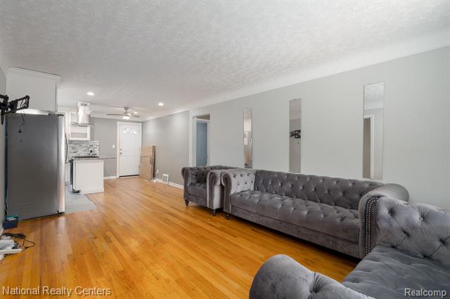 Builiding view six for 19026 Curtis, Detroit, MI. 48219