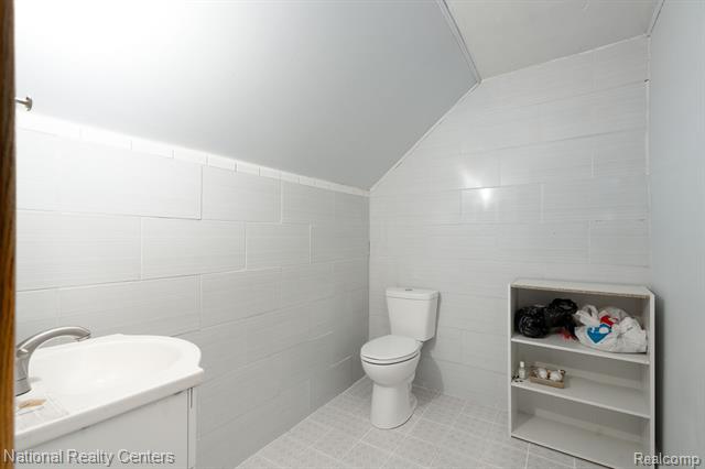 Builiding view thirty for 19026 Curtis, Detroit, MI. 48219