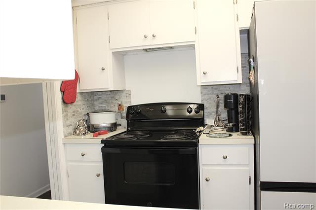 Builiding view seventeen for 5095 Camborne, Flint, MI. 48504