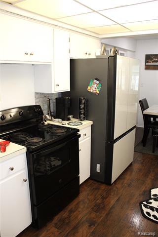 Builiding view sixteen for 5095 Camborne, Flint, MI. 48504