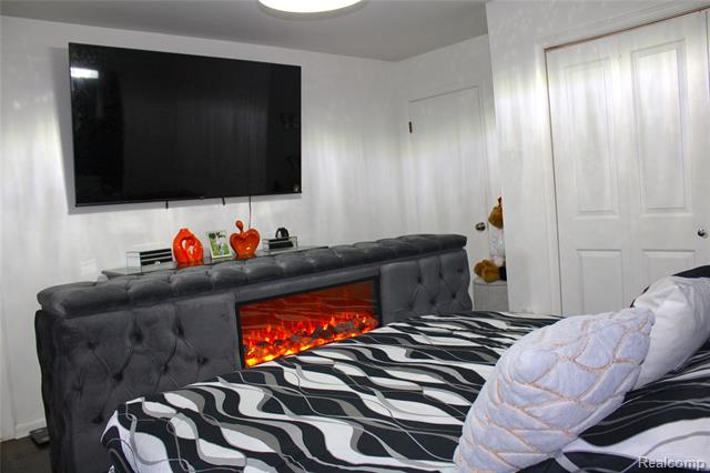 Builiding view twenty three for 5095 Camborne, Flint, MI. 48504