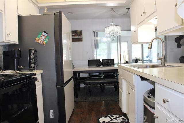 Builiding view twenty for 5095 Camborne, Flint, MI. 48504