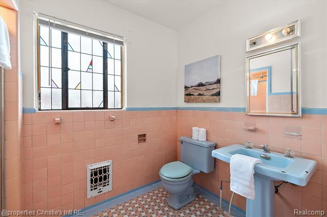 Builiding view thirty four for 18645 Roselawn, Detroit, MI. 48221