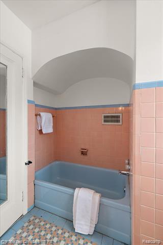 Builiding view thirty seven for 18645 Roselawn, Detroit, MI. 48221