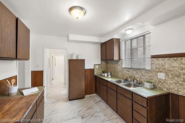 Builiding view twenty one for 18645 Roselawn, Detroit, MI. 48221