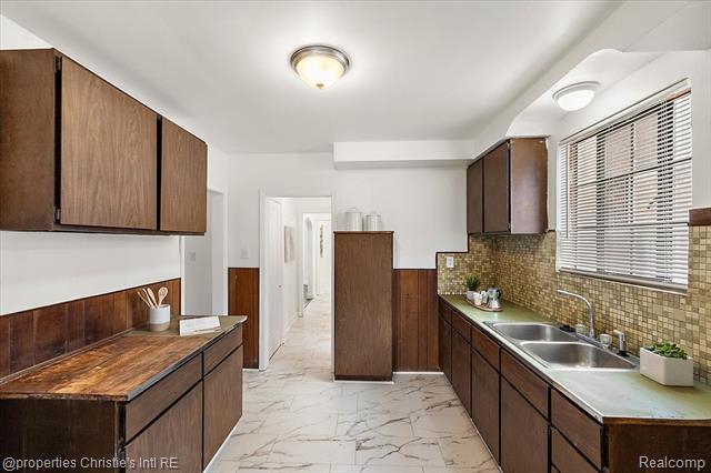 Builiding view twenty two for 18645 Roselawn, Detroit, MI. 48221