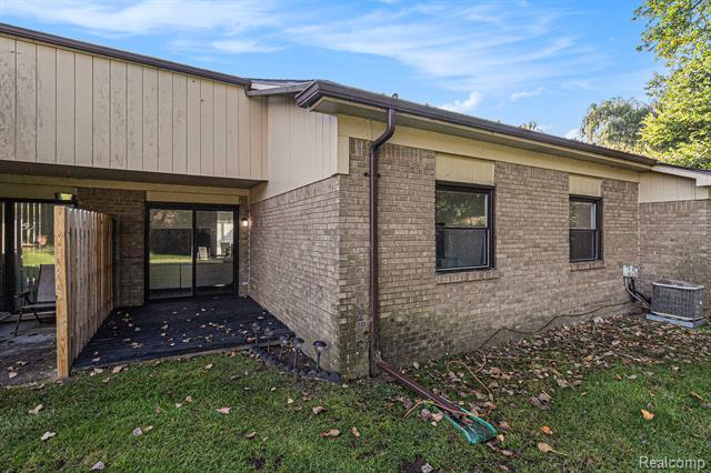 Builiding view sixteen for 45277 Universal, Utica, MI. 48317