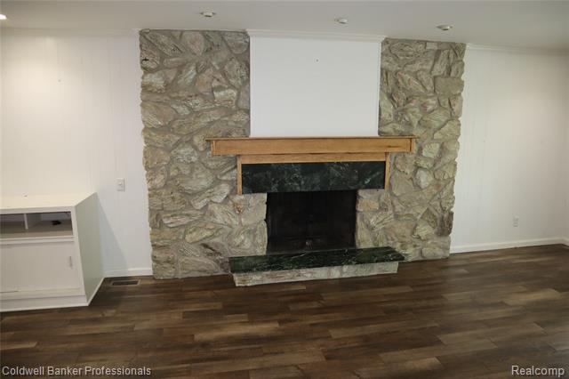 Builiding view nineteen for 5435 Sycamore, Burton, MI. 48509