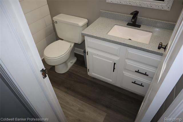 Builiding view seventeen for 5435 Sycamore, Burton, MI. 48509