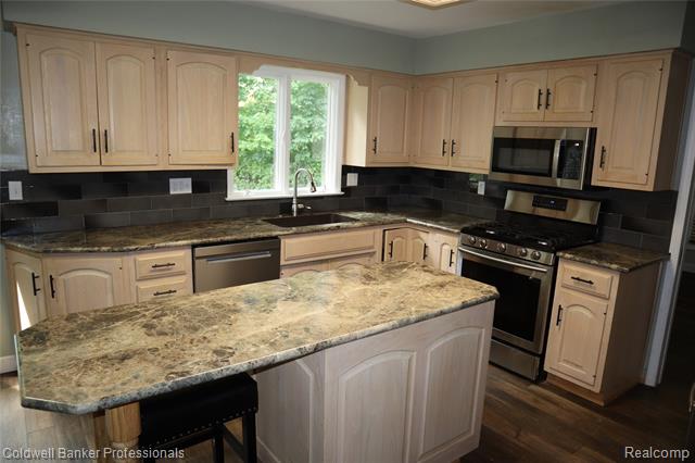 Builiding view ten for 5435 Sycamore, Burton, MI. 48509