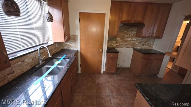 Builiding view eighteen for 15031 Eastburn, Detroit, MI. 48205