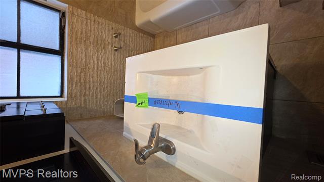 Builiding view ten for 15031 Eastburn, Detroit, MI. 48205