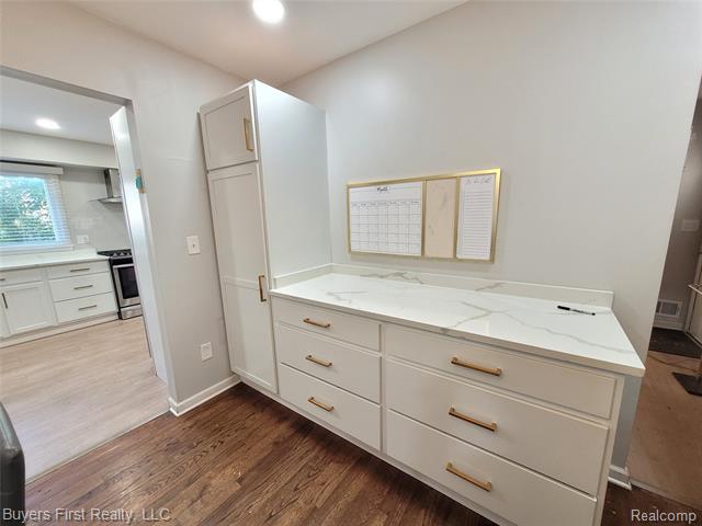 Builiding view fourteen for 14710 Loretta, Oak Park, MI. 48237