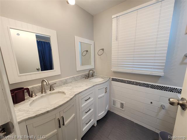 Builiding view nineteen for 14710 Loretta, Oak Park, MI. 48237