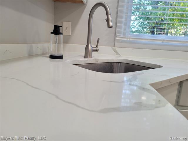 Builiding view ten for 14710 Loretta, Oak Park, MI. 48237