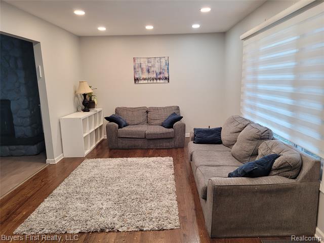 Builiding view two for 14710 Loretta, Oak Park, MI. 48237