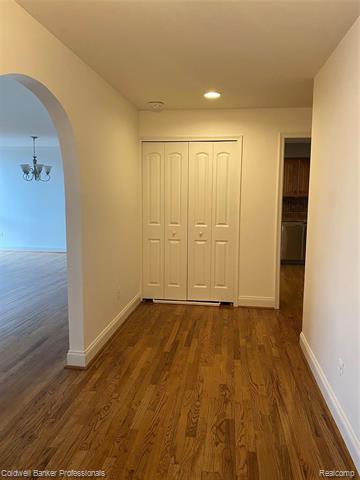 Builiding view six for 4043 Maple Rd Apt D104, Bloomfield Hills, MI. 48301