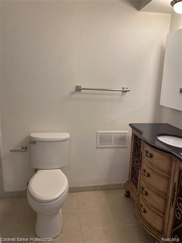 Builiding view thirteen for 4043 Maple Rd Apt D104, Bloomfield Hills, MI. 48301