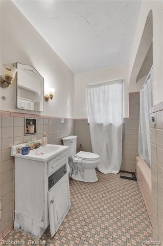 Builiding view seventeen for 5801 Oakman, Detroit, MI. 48204