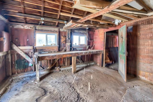 Builiding view thirty three for 5537 Old State, North Branch, MI. 48461