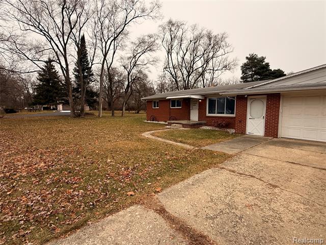 Builiding view fifty for 2425 Nerredia, Flint, MI. 48532