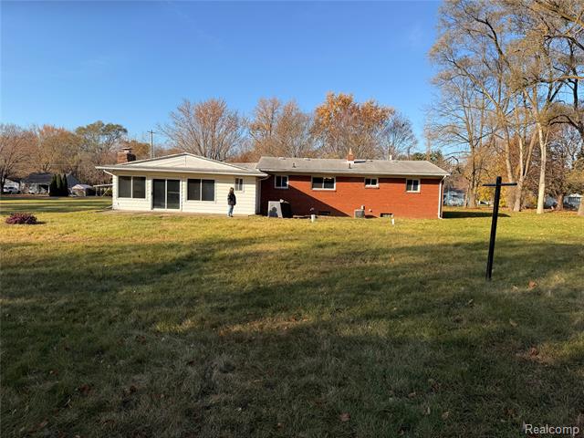 Builiding view one for 2425 Nerredia, Flint, MI. 48532