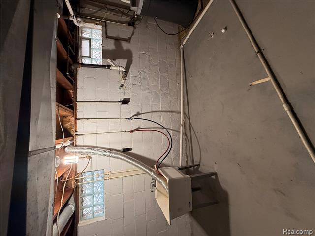 Builiding view thirty four for 2425 Nerredia, Flint, MI. 48532