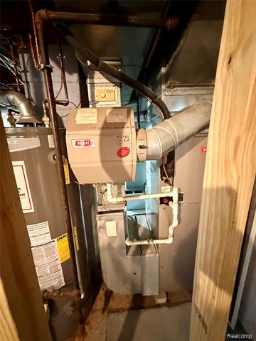 Builiding view thirty nine for 2425 Nerredia, Flint, MI. 48532