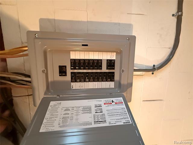 Builiding view thirty one for 2425 Nerredia, Flint, MI. 48532