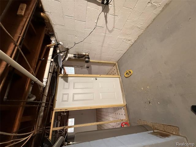 Builiding view thirty for 2425 Nerredia, Flint, MI. 48532