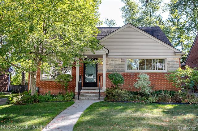 front view for 10445 Lincoln Dr, Huntington Woods, Mi. 48070