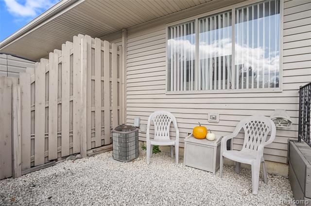 Builiding view six for 62512 Raleigh, South Lyon, MI. 48178