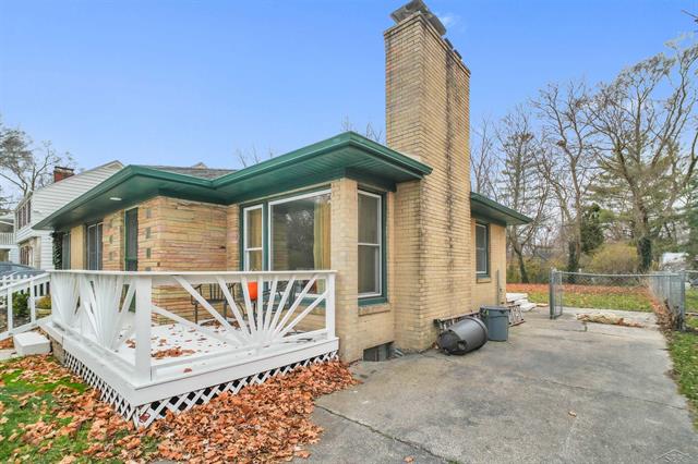 Builiding view one for 1829 Handley, Saginaw, MI. 48602