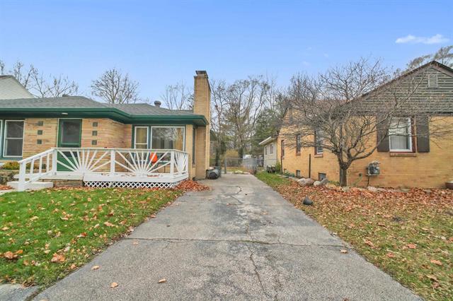 Builiding view two for 1829 Handley, Saginaw, MI. 48602