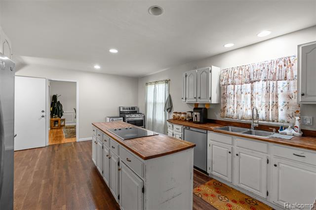 Builiding view eight for 25633 Branchaster, Farmington, MI. 48336