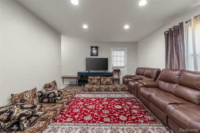 Builiding view eleven for 25633 Branchaster, Farmington, MI. 48336