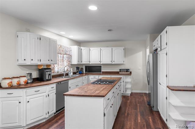 Builiding view six for 25633 Branchaster, Farmington, MI. 48336