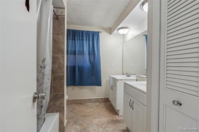 Builiding view sixteen for 25633 Branchaster, Farmington, MI. 48336