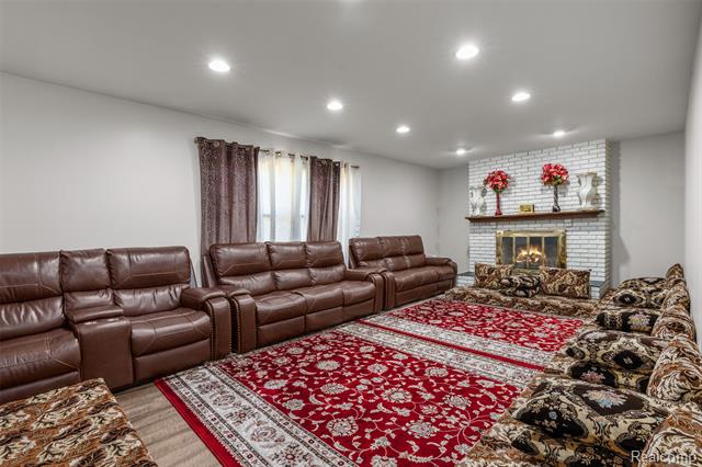 Builiding view ten for 25633 Branchaster, Farmington, MI. 48336