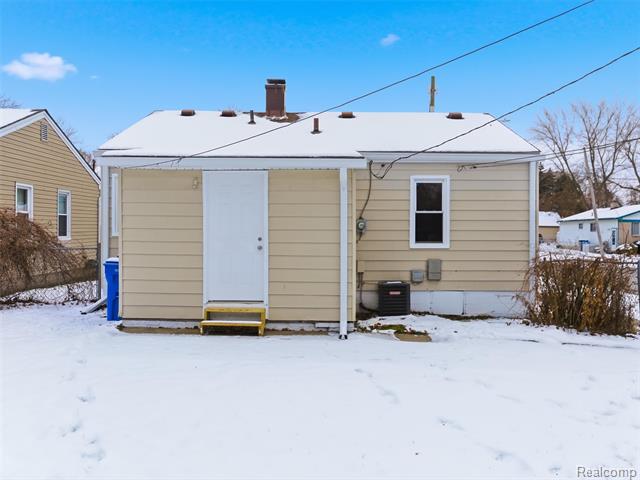 Builiding view eighteen for 108 E Kalama, Madison Heights, MI. 48071