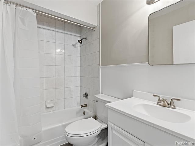 Builiding view fifteen for 108 E Kalama, Madison Heights, MI. 48071