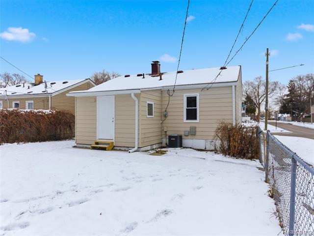 Builiding view nineteen for 108 E Kalama, Madison Heights, MI. 48071