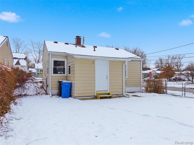 Builiding view seventeen for 108 E Kalama, Madison Heights, MI. 48071