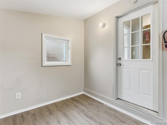 Builiding view ten for 108 E Kalama, Madison Heights, MI. 48071