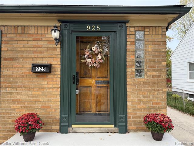 Builiding view two for 925 Fourteen, Clawson, MI. 48017
