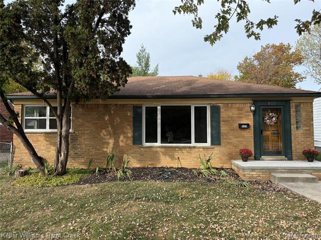 front view picture of 925 E Fourteen, Clawson, MI. 48017