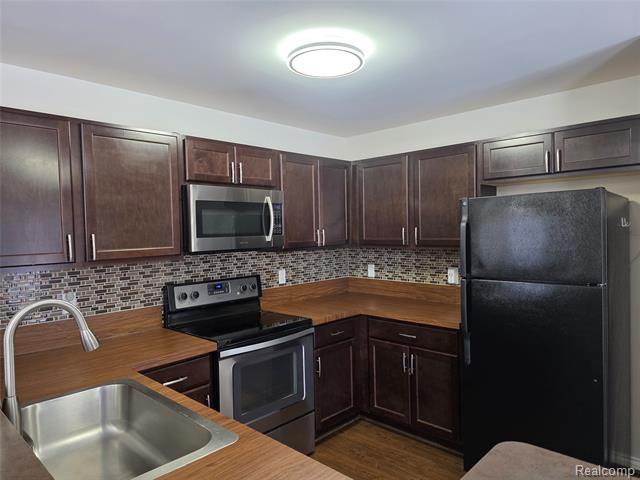 Builiding view five for 29745 Fox Run Circle, Warren, MI. 48092